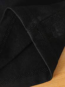 طقم ملابس علوية كم قصير وبنطلون مطبوع بطبعة الدب للأطفال الصبيان، مريح وعصري للصيف، خفيف الوزن - الأسود - مشاهدة 11