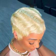 1顶80年代复古优雅无蕾丝指波纹假发，613号金色，150%密度，4英寸指波纹真人发假发，女士短款精灵头假发，妈妈款假发 - 金色 - 查看 2