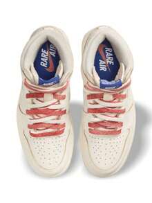 Air Jordan 1 稀有 Air 男士运动鞋，麂皮 Swoosh 独特细节，深皇家蓝收藏版 DB4612-100 - 淺褐色 - 查看 4