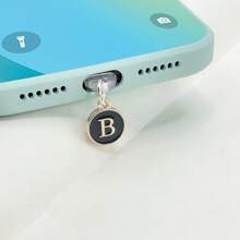 1个防尘塞黑色吊坠，两侧有26个英文首字母，字母手机防尘塞充电口防尘塞兼容苹果接口Type-C防尘塞