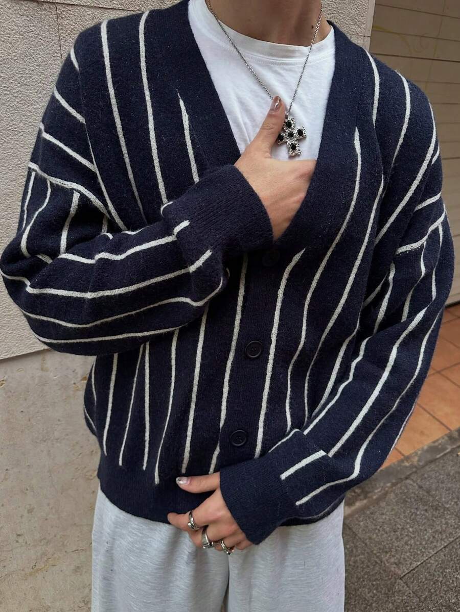 男士复古竖条纹提花长袖V领纽扣开衫，休闲宽松针织外套，适合春、秋、冬三季穿着。 - 藏蓝色 - 查看 1