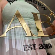 Personalisiertes beiges ovales Schild mit goldenen und schwarzen Buchstaben, goldener Umrandung, Montagematerial enthalten. Transparentes ovales Schild mit schwarzen und goldenen Buchstaben und goldener Umrandung, Montagematerial enthalten. Kundenspezifisches Acryl-Geschäftsschild für die Wand mit weißem Hintergrund, personalisiertes Geschäftsschild für das Büro