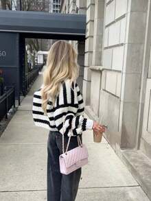 Vivid Style 女士 V 领撞色条纹宽松短款针织开衫，落肩喇叭袖，适合秋冬季、圣诞节、新年等场合穿着。 - 黑與白 - 查看 4