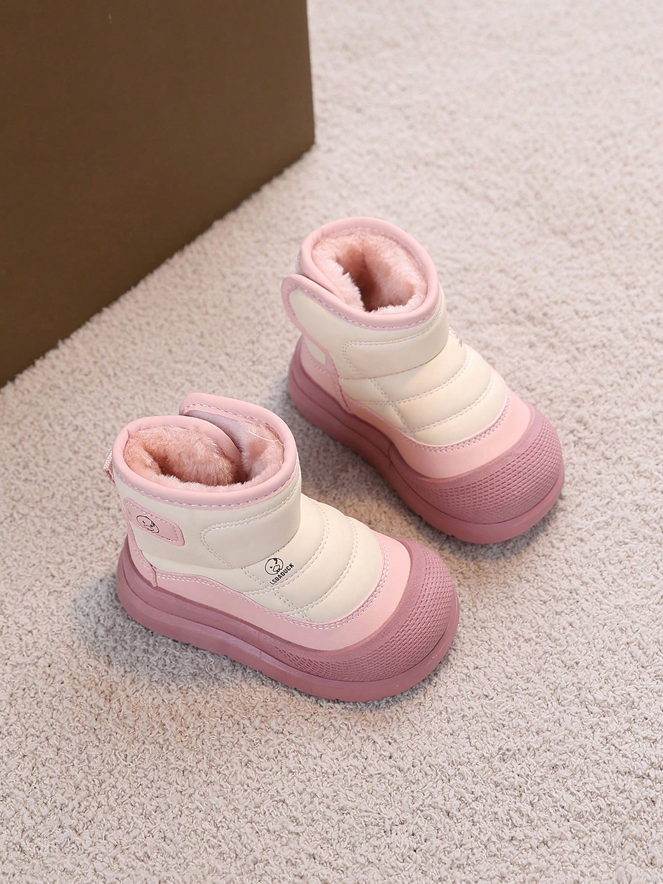 زوج من بوت الأطفال الشتوية السميكة الدافئة والناعم...