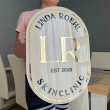 Personalisiertes beiges ovales Schild mit goldenen und schwarzen Buchstaben, goldener Umrandung, Montagematerial enthalten. Transparentes ovales Schild mit schwarzen und goldenen Buchstaben und goldener Umrandung, Montagematerial enthalten. Kundenspezifisches Acryl-Geschäftsschild für die Wand mit weißem Hintergrund, personalisiertes Geschäftsschild für das Büro