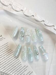 清新甜美少女风夏日美甲——10片中长棺材形美甲贴片。底色为薄荷绿，带有渐变亮片。手绘法式银色方格纹搭配白色蝴蝶结和五角星形钻石，打造精致柔美的妆容，更能衬托肤色。美甲用品 手工美甲贴片 - 薄荷綠 - 查看 5