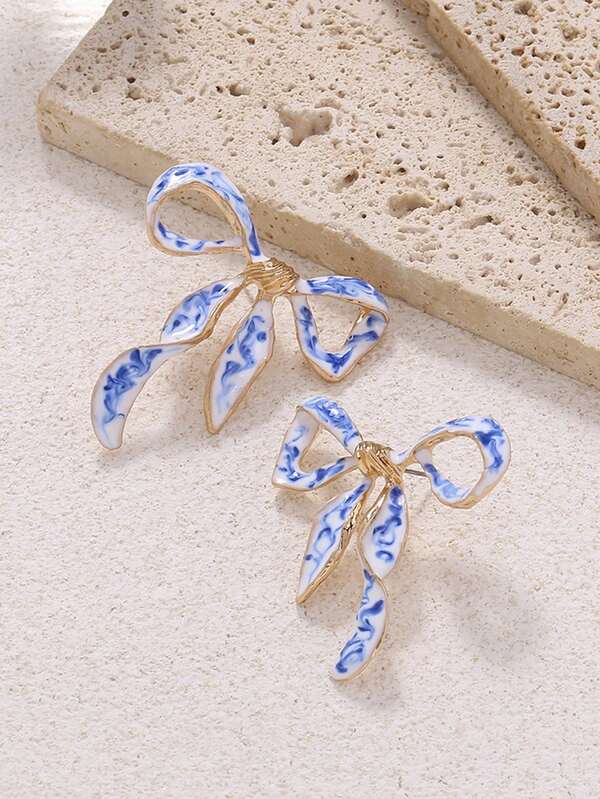 2 pièces Boucles d'oreilles en forme de nœud en porcelaine bleu et blanc rétro avec effet d'huile. Boucles d'oreilles à ruban émaillé de conception mode pour femmes