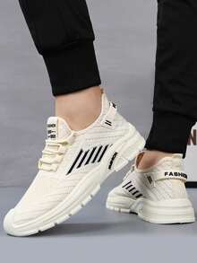 Zapatillas deportivas para hombre de color liso, transpirables y cómodas, ligeras y cómodas para correr, con diseño de cordones y puntera redondeada. Zapatillas de tenis para hombre con diseño sencillo de cuatro rayas. Zapatillas planas para hombre con diseño de caña baja y sin cordones. - Blanco - Ver 3