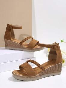 Sandali con zeppa e punta aperta, comodi e adatti all'estate, ideali per vacanze all'aperto e uso quotidiano