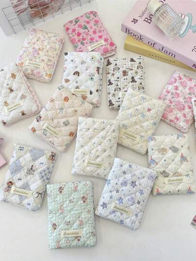 1 szt. Śliczna, pikowana torba podróżna dla dziewcząt z nadrukiem, etui na paszport dla kobiet, okładka na paszport, ochronna osłona do przechowywania dokumentów, etui na karty, portfel, wielofunkcyjna torba do ręki, miękka tkanina, pomieści paszporty, karty bankowe, karty pokładowe, dowody osobiste, banknoty, na podróż, wakacje, święta, prezenty dla przyjaciółek, prezenty urodzinowe, prezenty dla druhen, prezenty dla mam, prezenty dla nauczycieli, prezenty walentynkowe, niezbędne w podróży, niezbędne na rejs, niezbędne w akademiku