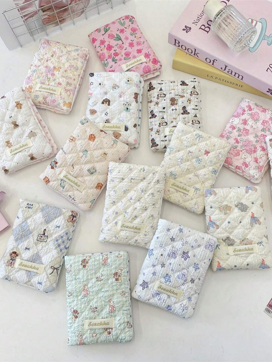 1 件可爱图案印花绗缝女孩旅行护照包、女士护照夹、护照套、文件存储保护套、卡包、钱包、多功能手提包、柔软面料可容纳护照、银行卡、登机牌、身份证、钞票，适用于旅行、度假、节日、送给朋友的生日礼物、伴娘礼物、妈妈礼物、教师礼物、情人节礼物、旅行必需品、邮轮必需品、宿舍必需品 - 彩色 - 查看 1