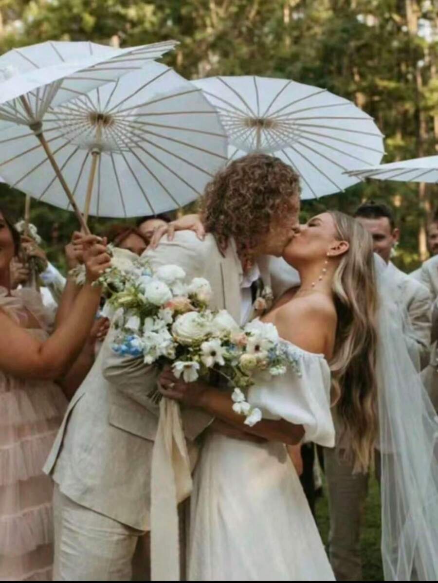 1 bucată de umbrelă albă din hârtie uleiată - o umbrelă elegantă de soare, potrivită pentru diverse nunți, petreceri și recuzită foto. Este ușoară și portabilă, perfectă pentru decorarea ceremoniei de absolvire.