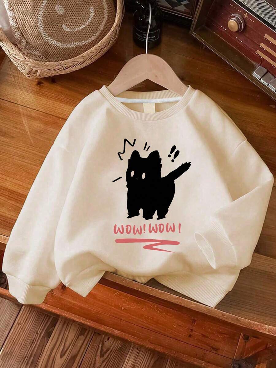这款少女长袖圆领卫衣印有“Wow!Wow!”图案，舒适时尚，休闲百搭，是秋冬季的理想之选。