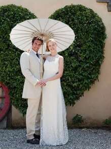 1 bucată de umbrelă albă din hârtie uleiată - o umbrelă elegantă de soare, potrivită pentru diverse nunți, petreceri și recuzită foto. Este ușoară și portabilă, perfectă pentru decorarea ceremoniei de absolvire.