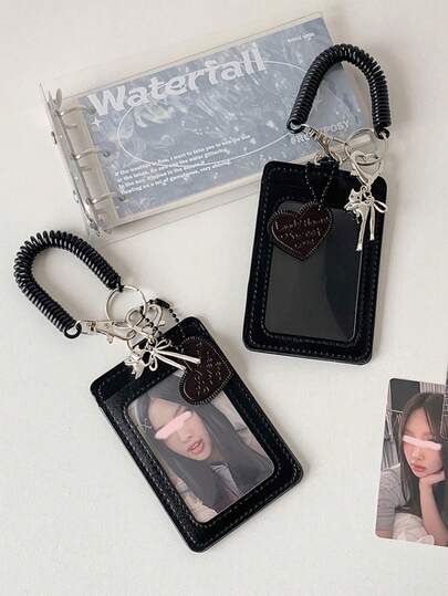 1 pezzo Portafoto stile Kpop - Cornice rettangolare in finta pelle nera con taglio a forma di cuore e portachiavi in metallo, accessorio carino per i fan Kpop per esporre foto, tessere di riconoscimento, memorabilia