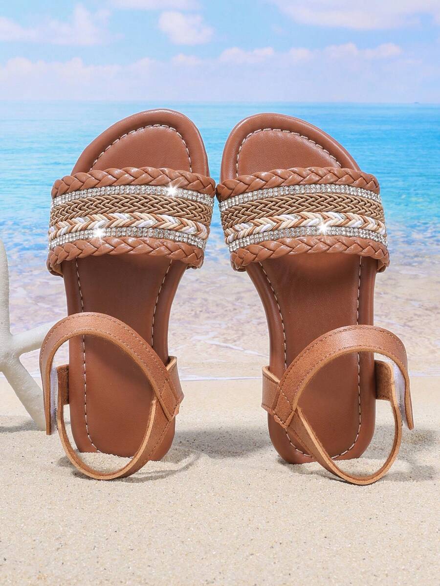 Ein Paar mit Diamanten besetzte, glitzernde Mädchen Sommer Strand Sandalen, einzigartiger Stil, Mädchen Favorit, geeignet für alle Anlässe, die Wahl für Fotografie.