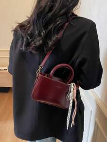 新款时尚经典百搭纯色 PU 防水面料，字母图案装饰设计手提包，吊坠装饰设计单肩包，适合旅行、购物、聚会、约会。 - 酒紅色 - 查看 5