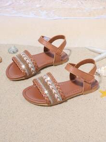 Ein Paar mit Diamanten besetzte, glitzernde Mädchen Sommer Strand Sandalen, einzigartiger Stil, Mädchen Favorit, geeignet für alle Anlässe, die Wahl für Fotografie.