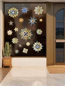 Un conjunto de 9 nuevos adhesivos navideños dorados 3D con copos de nieve brillantes para ventanas, con diversos patrones 3D de copos de nieve brillantes con estampado en frío que se pueden combinar libremente en bricolaje. Son adecuados para adhesivos navideños para ventanas y adhesivos para vidrio.