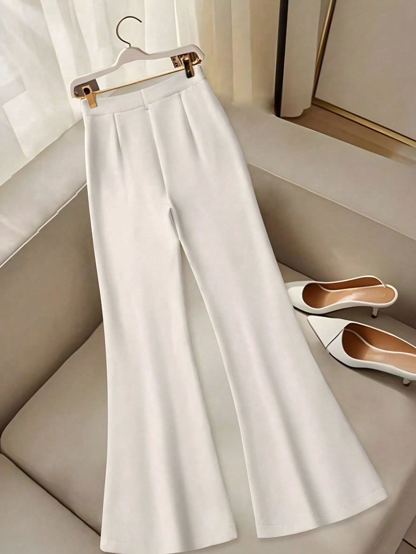 بنطلون نسائي واسع بخصر مرتفع وأزرار ذهبية كزينة، م...