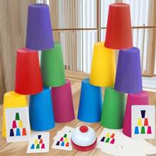 Set da gioco da tavolo di tazzine da impilare da battaglia (54 carte, 12 tazzine, 1 campanella), gioco di ordinamento colori e allenamento cognitivo con tazzine impilabili, realizzato in materiali resistenti a un utilizzo entusiasta. Portatili e adatti per divertimento ovunque e in qualsiasi momento. Coltivano rapidità di pensiero e reazione