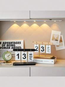 1 简易木质日历，简易翻页日历，手动调整日期桌面日历，复古木质万年历，家居客厅茶几摆件，办公室装饰品。适用于桌面，可重复使用的办公桌面摆件，家居饰品，摄影道具。