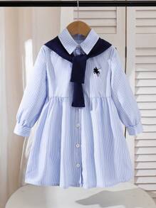 年轻女孩返校休闲可爱刺绣领衬衫裙配蓝色披肩，开学装