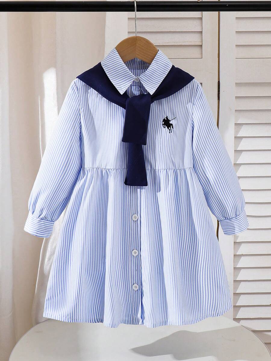 年轻女孩返校休闲可爱刺绣领衬衫裙配蓝色披肩，开学装