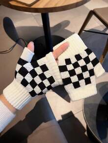 Uniseksowe, czarno-białe, dzianinowe rękawiczki z półpalcami w szachownicę, odpowiednie do użytku zimą, np. do pisania, jazdy na rowerze, utrzymywania ciepła itp.