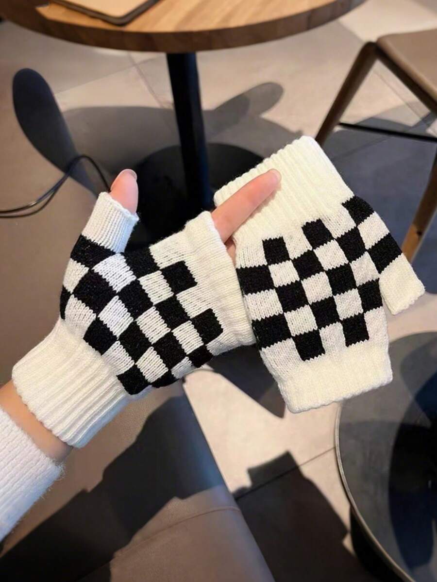 Uniseksowe, czarno-białe, dzianinowe rękawiczki z półpalcami w szachownicę, odpowiednie do użytku zimą, np. do pisania, jazdy na rowerze, utrzymywania ciepła itp.