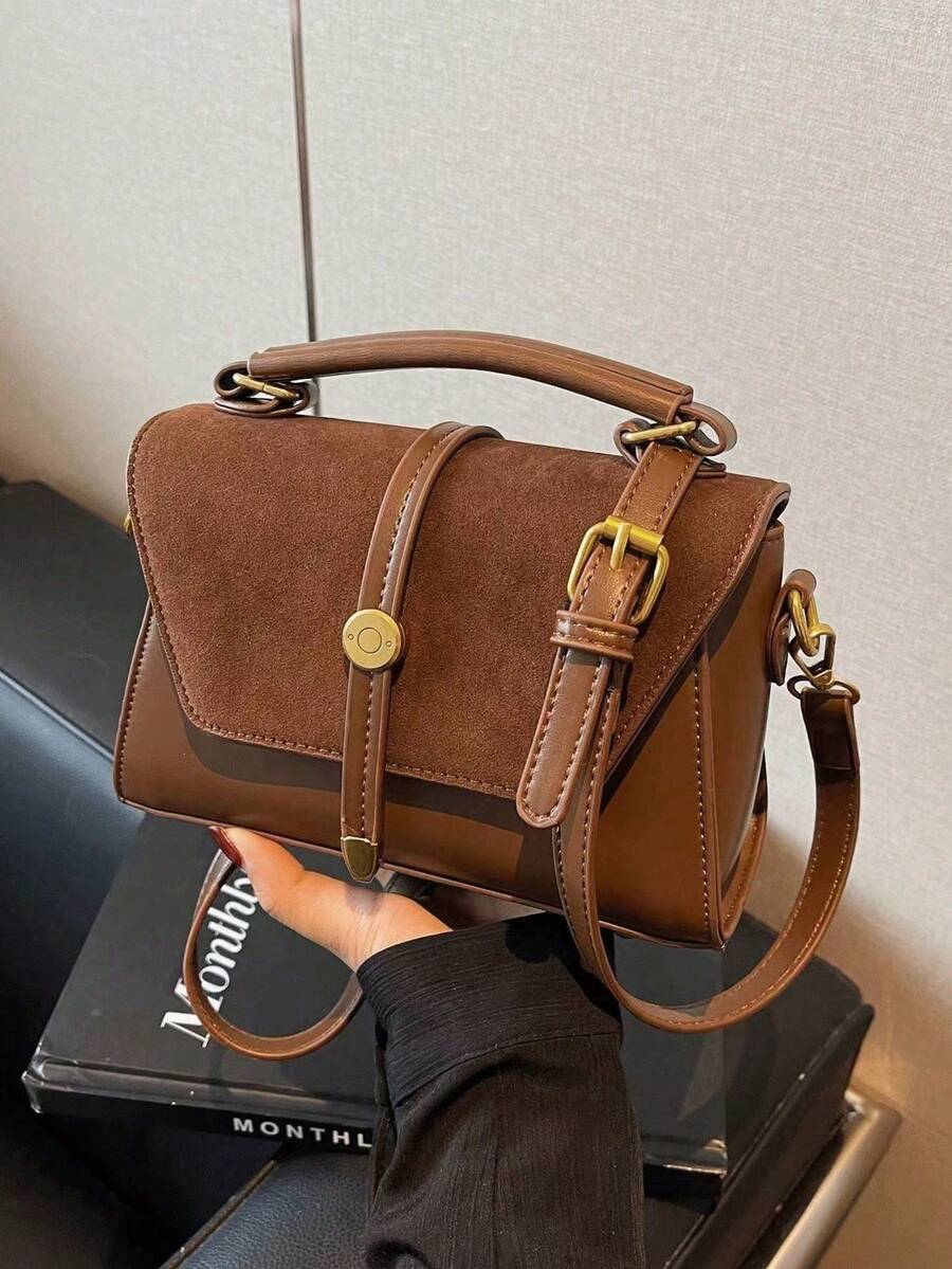 新款时尚经典金属扣装饰手提包，可调节肩带，纯色PU材质，翻盖设计，适合户外运动、通勤、购物、校园、短途旅行等场合。