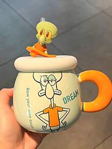 SpongeBob SquarePants كوب سيراميك عالي الجودة معتمد رسميًا مع غطاء - كوب ماء للزوجين/الغرفة المشتركة/العائلة. هذا كوب سيراميك عالي الجودة معتمد رسميًا مناسب للاستخدام المنزلي. يمكن استخدامه كوعاء إفطار أو كوب حليب. تم طباعة جسم الكوب بنمط كرتوني جميل، مقاوم للحرارة، مظهر فاخر، مناسب للرجال والنساء. - متعدد الألوان - مشاهدة 5