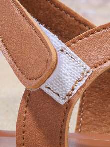 Ein Paar mit Diamanten besetzte, glitzernde Mädchen Sommer Strand Sandalen, einzigartiger Stil, Mädchen Favorit, geeignet für alle Anlässe, die Wahl für Fotografie.