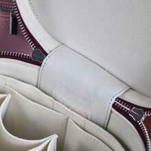 1个定制大容量PU皮革化妆盒，带内部收纳整理隔层，个性化女士旅行化妆包，带提手，轻奢收纳内胆，可定制姓名及字母大小写，分隔式设计，时尚秋季，尽显魅力