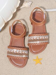 Ein Paar mit Diamanten besetzte, glitzernde Mädchen Sommer Strand Sandalen, einzigartiger Stil, Mädchen Favorit, geeignet für alle Anlässe, die Wahl für Fotografie.