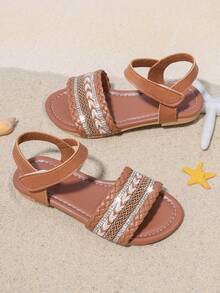 Ein Paar mit Diamanten besetzte, glitzernde Mädchen Sommer Strand Sandalen, einzigartiger Stil, Mädchen Favorit, geeignet für alle Anlässe, die Wahl für Fotografie.