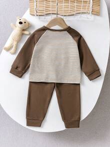 2 件套幼儿男童休闲装，可爱熊图案条纹拼接耳朵设计长袖上衣搭配棕色卷边裤，舒适的日常穿着 - 棕色 - 查看 2
