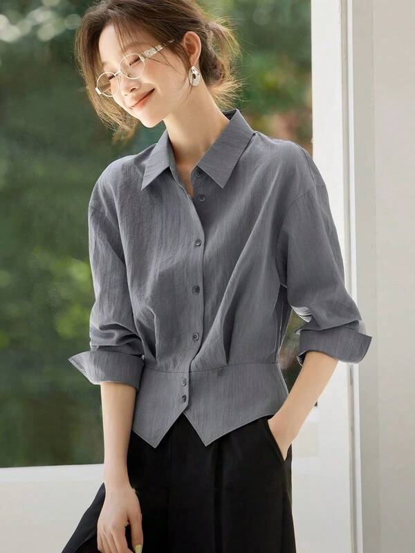 Dünne Pendlerbluse, tailliert, einfarbig, Knopfleiste vorne, Tasche, asymmetrischer Saum Hemd, Frühling/Sommer