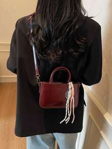 新款时尚经典百搭纯色 PU 防水面料，字母图案装饰设计手提包，吊坠装饰设计单肩包，适合旅行、购物、聚会、约会。 - 酒紅色 - 查看 8