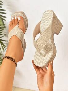女士编织绳装饰波西米亚风格仿亚麻人字拖,厚底坡跟,适合休闲、派对、度假、活动、婚礼和时装秀。适合搭配春夏季吊带背心、T 恤、衬衫、比基尼、裙子、连衣裙和短裤。 - 卡其色 - 查看 3