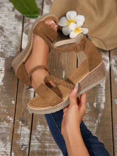 Sandali con zeppa e punta aperta, comodi e adatti all'estate, ideali per vacanze all'aperto e uso quotidiano