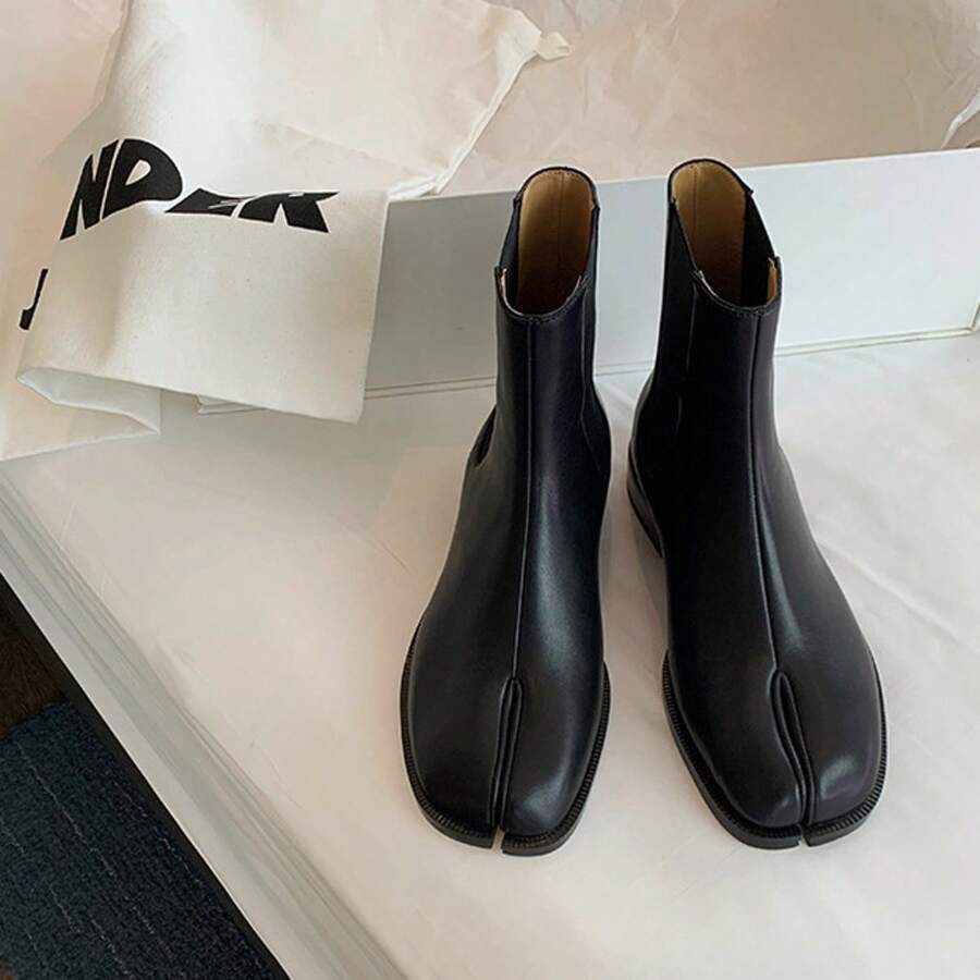 Women's Short Boots In British Style With Split Toe And Cut-Out - 黑色霧面 - 查看 1