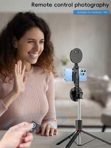 自拍杆是一款1.8米遥控无线控制手机三脚架，配备LED三色美颜补光灯，是旅行必备单品。可自由伸缩，10米距离遥控拍摄录像，是目前市面上最稳定的三脚架自拍杆，可手持可放于地面。