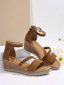 Sandali con zeppa e punta aperta, comodi e adatti all'estate, ideali per vacanze all'aperto e uso quotidiano