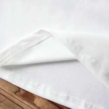 Playera Blanca Estilo Ilustración con Estampado Inspirado en una Película Animada – Fantasía Oscura, Estilo Retro y Detalles Únicos - Blanco - Ver 4