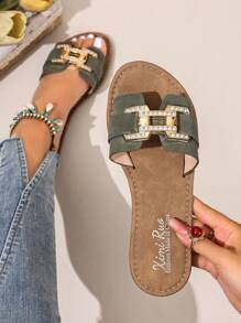 新款春夏时尚品牌 H Style 女士拖鞋，休闲系带一脚蹬罗马凉鞋，舒适一脚蹬穆勒凉鞋，颜色有黑色、米色、棕色、平底、压花、沙漠钥匙、法式优雅水钻厚底坡跟凉鞋、沙滩鞋、简约室内外拖鞋、鳄鱼纹金属装饰平底凉鞋