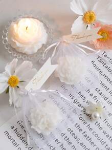 1pc Handmade Carnation Shaped Scented Candle, Ideal For Room Decor, Dining Table Setting, Party, Wedding, Mother's Day Gift, Valentine's Day Decor, Valentine's Day Gift, Best Friend Gift, Graduation Gift, Mother's Day Gift, Wedding Anniversary Gift, Halloween Gift, Christmas Gift, Home Decor, Birthday Decor, Wedding Souvenir, Fragrance: [Fragrance Type]