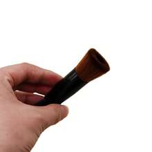 1支黑色宋牌平头粉底刷，适用于液体、膏状和粉状化妆品，适合所有肤质，可用于化妆、点涂和遮瑕，打造均匀妆容，是旅行必备佳品，也是情人节礼物的理想之选。价格实惠，是送给女性的礼物，也适合化妆师使用，是专业化妆师的理想之选。 - 黑色 - 查看 10