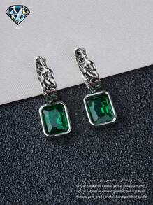 一对[2025时尚新品]这对精美的耳环巧妙地将链式图案与方形切割宝石融合在一起，将现代优雅与永恒的精致融为一体。采用优质925纯银制成，具有卓越的耐用性和奢华的表面处理。它们的中心是一颗天然绿水晶，其深沉、翠绿的色调让人联想到森林泉水——散发着清澈和大自然的神秘能量