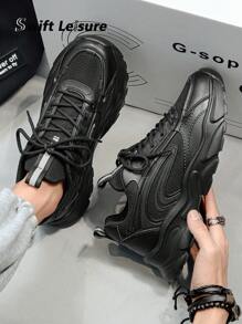 1 paire de baskets légères minimalistes pour hommes, de couleur unie, avec patchwork et lacets à l'avant. Chaussures polyvalentes pour le sport
